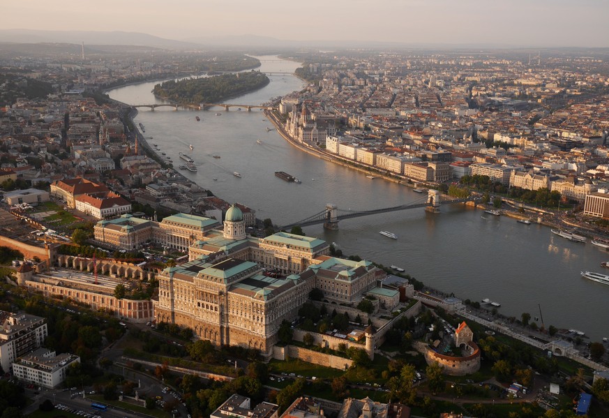 Der&nbsp;Burgpalast auf dem Burgberg im Burgviertel ist das grösste Gebäude Ungarns. Übrigens:&nbsp;Falls Sie – wie ich – auch nicht wussten, wieso Budapest Budapest heisst: 1873 vereinten sich die be ...