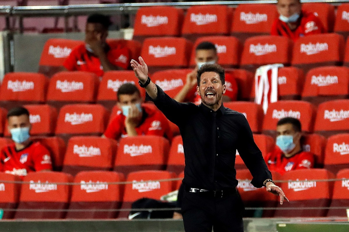 epa08519031 Atletico Madrid's head coach Diego Simeone reacts during the Spanish LaLiga soccer match between FC Barcelona and Atletico Madrid at Camp Nou stadium, Barcelona, Spain, 30 June 2020.  ...