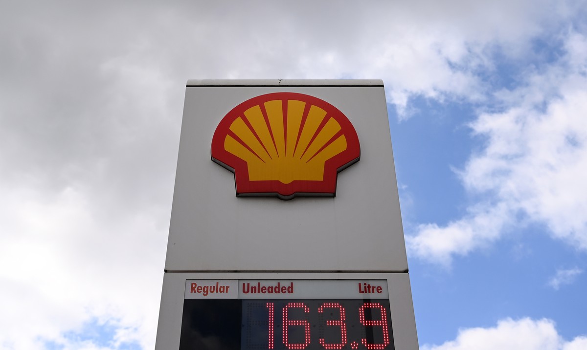 epa09927780 A Shell petrol station in London, Britain, 05 May 2022. Shell has announced record first quarter profits. The oil giant announced first quarter profits for 2022 at 9.1 billion US dollars,  ...