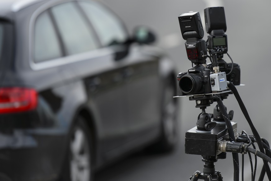 Un radar mobile de la police cantonale vaudoise controle la vitesse d&#039;une vehicule sur une route, mercredi 9 mars 2016, a Commugny dans le canton de Vaud. Comme chaque annee, la police cantonale  ...