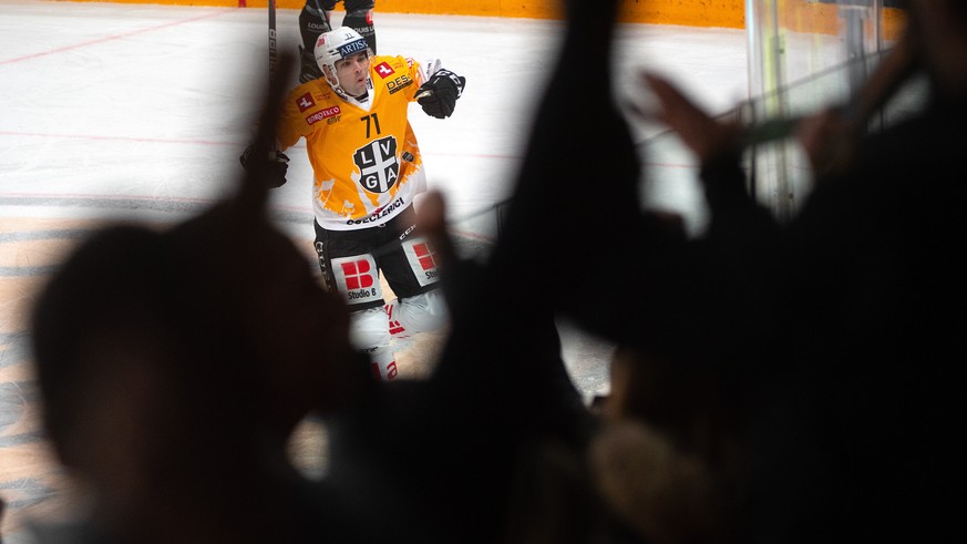 Lugano&#039;s player John Quennevile, celebrate the 4 - 3 , during the preliminary round game of National League A (NLA) Swiss Championship 2023/24 between, HC Lugano against HC Ajoie, at the Corn