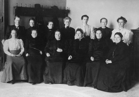 1907 . Ensimmäisten yksikamaristen valtiopäivien naiskansanedustajia (yhteensä 19). Edessä vasemmalta Hilja Pärssinen, Alli Nissinen, Lucina Hagman, Alexandra Gripenberg, Evelina Ala-Kulju, Liisa Kivi ...