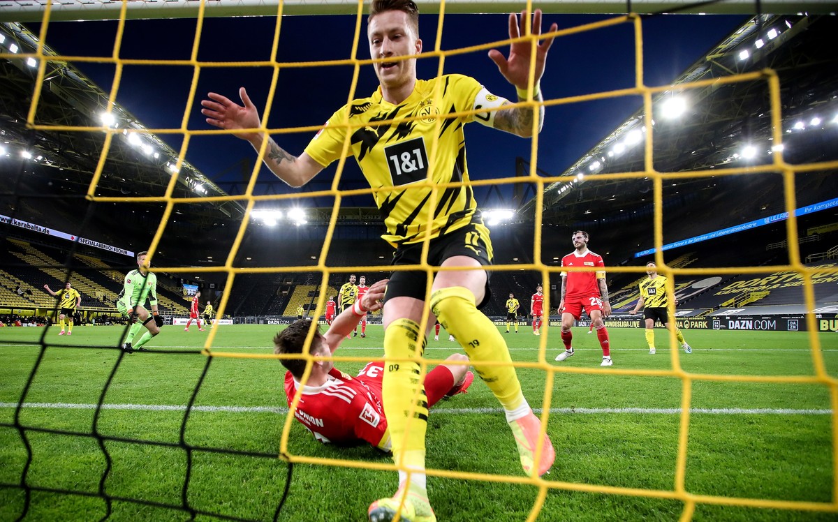 epa09151138 Dortmund's Marco Reus celebrates after scoring the 1-0 lead during the German Bundesliga soccer match between Borussia Dortmund and 1. FC Union Berlin at Signal Iduna Park in Dortmund ...