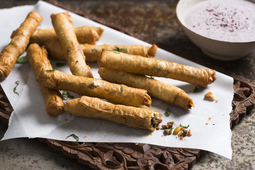 moroccan cigars marokkanische zigarren filo teig lambfleisch vegetarisch kürbis käse essen food http://www.foodrepublic.com/recipes/crunchy-lamb-and-phyllo-cigars-recipe/