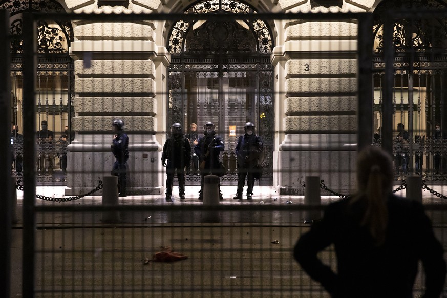 Polizisten bewachen das Bundeshaus, waehrend einer Demonstration gegen die Massnahmen im Zusammenhang mit dem Coronavirus, am Donnerstag, 16. September 2021 in Bern. (KEYSTONE/Peter Klaunzer)