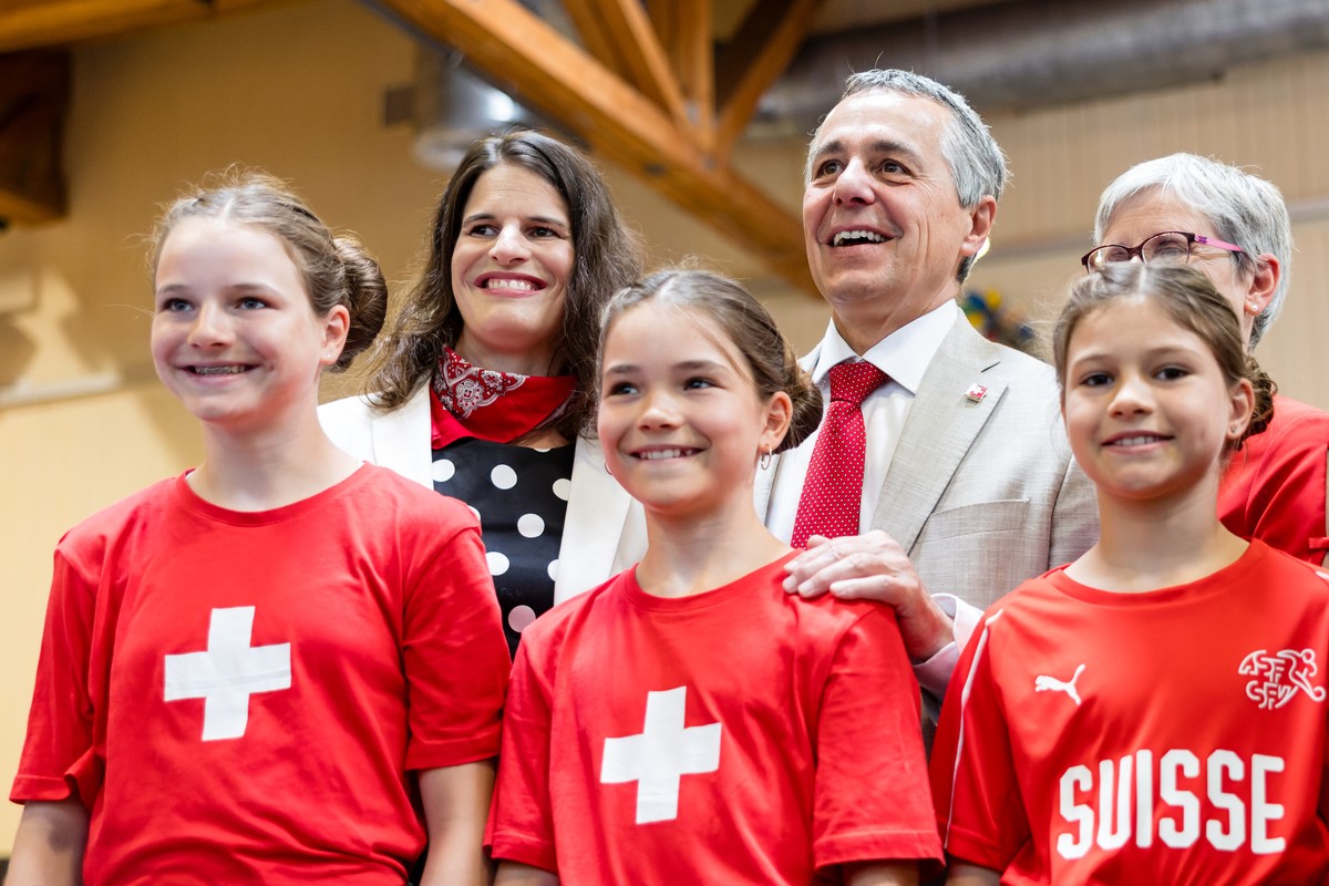 Bundesrat Ignazio Cassis posiert fuer Erinnerungsbilder mit der Bevoelkerung anlaesslich der Bundesfeier am Freitag, 1. August 2025 in der Aula in Gersau. (KEYSTONE/Philipp Schmidli)