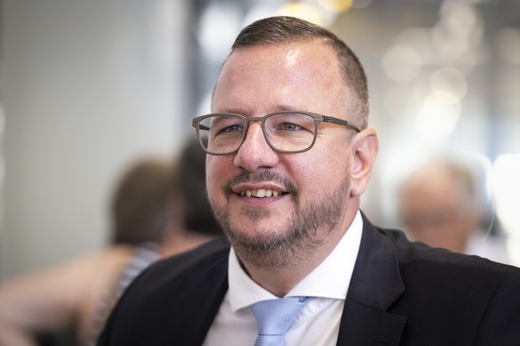 Der Kandidat fuer das Parteipraesidium der Mitte, Matthias Bregy, Nationalrat Mitte-VS, Mitte, spricht vor der Delegiertenversammlung der Mitte Partei, am Samstag, 28. Juni 2025 in Bern. (KEYSTONE/Ant ...