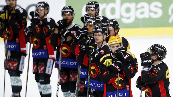 Berns Topscorer Mark Arcobello und seine Teamkollegen nach der 1-8 Niederlage im Eishockey Meisterschaftsspiel der National League A zwischen dem SC Bern und dem EHC Kloten, am Samstag, 19. November 2 ...