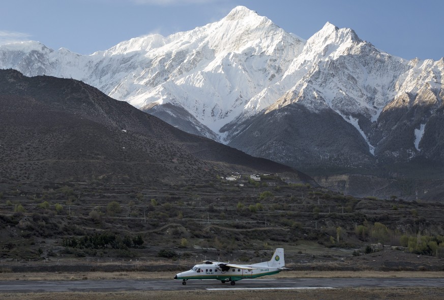 Eine Maschine vom Typ&nbsp;Dornier 228&nbsp; der «Tara Air» auf dem&nbsp;Jomsom Airport westlich von Kathmandu in Nepal.