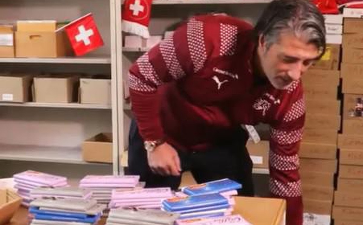 Yakin packt haufenweise Schokolade für die Nordiren ein.