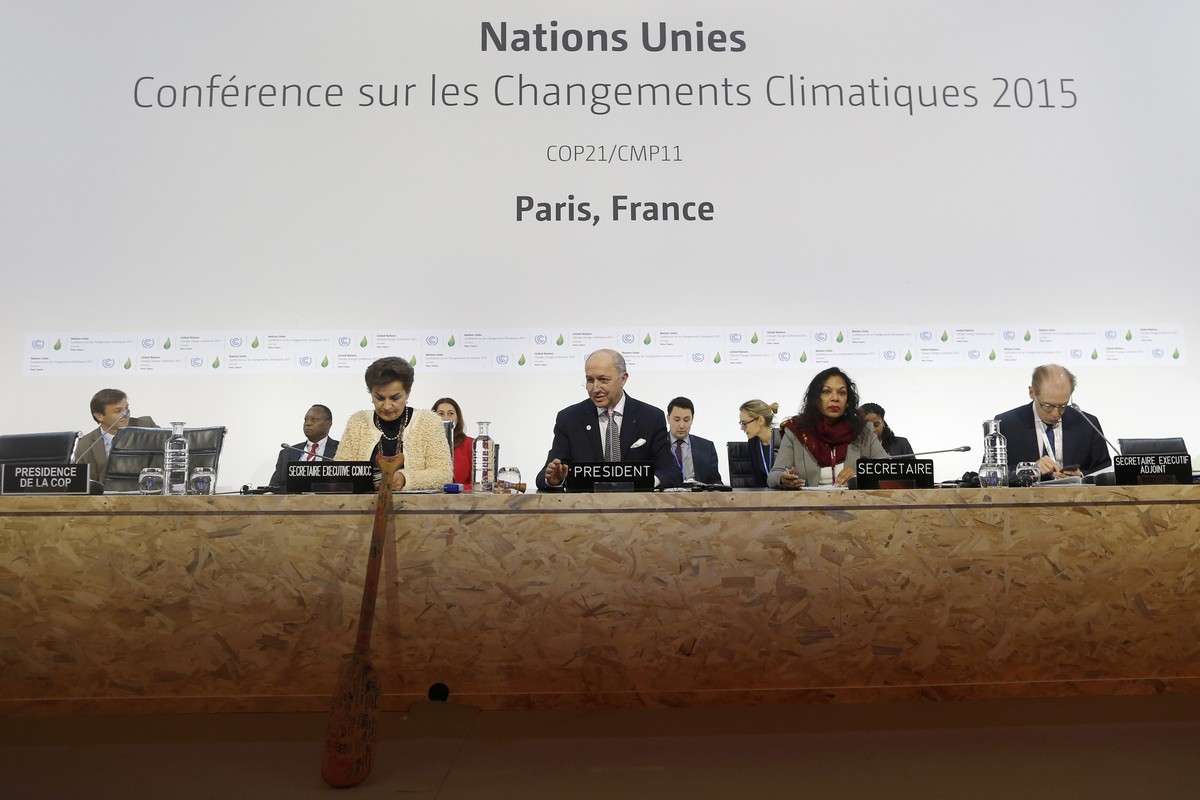 Frankreichs Aussenminister Fabius (Mitte) findet an der Klimakonferenz: «Es ist Zeit abzuschliessen.»