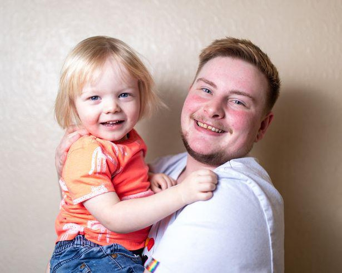 Ryan Sanderson et son enfant Hendrick.