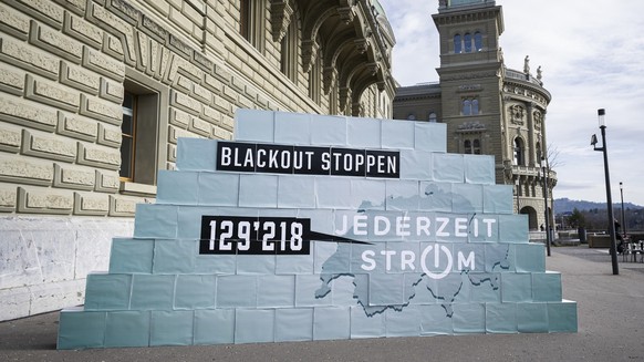 Die Schachteln mit den gesammelten Unterschriften stehen bereit, bei der Uebergabe fuer die Eidgenoessische Volksinitiative &quot;Jederzeit Strom fuer alle&quot;, am Freitag, 16. Februar 2024, vor der ...