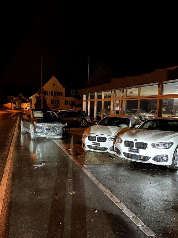 Buckten BL: Am frühen Freitagmorgen, 08. April 2022, kurz vor 04.00 Uhr, ereignete sich in der Hauptstrasse in Buckten BL ein Selbstunfall, wobei ein Personenwagen von der Strasse abkam und mit zwei p ...