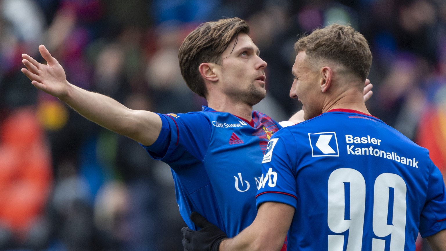 Basels Valentin Stocker, links, jubelt nach seinem Ausgleich zum 1:1 mit Fedor Chalov, rechts, im Fussball Meisterschaftsspiel der Super League zwischen dem FC Basel 1893 und dem FC Sion im Stadion St ...