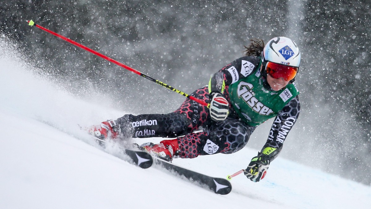 epa05689878 Tina Weirather of Liechtenstein speeds down the slope during the first run of the women's FIS Alpine Skiing World Cup Giant Slalom race in Semmering, Austria, 28 December 2016. EPA/CH ...