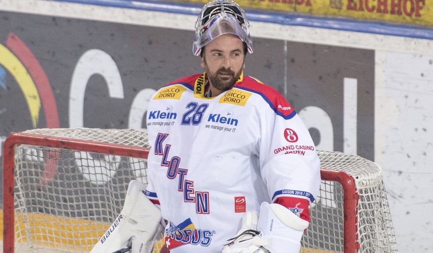 Der Klotener Torhueter Martin Gerber beim Eishockey-Meisterschaftsspiel der National League A zwischen dem EV Zug und den Kloten Flyers, am Freitag, 7. Oktober 2016, in der Bossard Arena in Zug. (KEYS ...