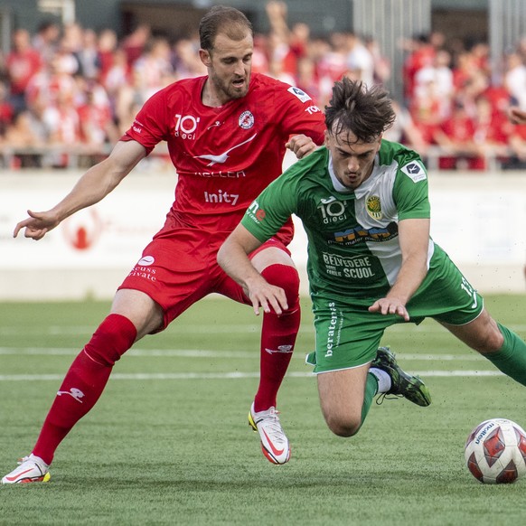 Roy Gelmi, links, von Winterthur im Spiel gegen Albion Avdijaj, mitte, von Kriens beim Challenge League Meisterschaftsspiel zwischen dem SC Kriens und dem FC Winterthur vom Samstag, 21. Mai 2022 in Kr ...