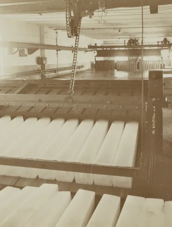 Mittels Dampfkompression entzieht die Kältemaschine Wärme, bis das Wasser in den Formen gefriert. Das produzierte Stangeneis wog in der Regel 12,5 oder 25 Kilogramm.
https://fotostiftung.zetcom.net/de ...