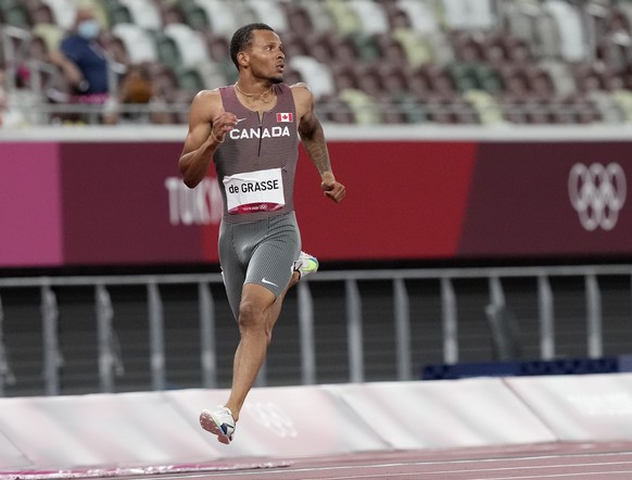 Andre De Grasse, of Canada looks around as he races to win a men&#039;s 200-meter semifinal at the 2020 Summer Olympics, Tuesday, Aug. 3, 2021, in Tokyo, Japan. (AP Photo/Martin Meissner)