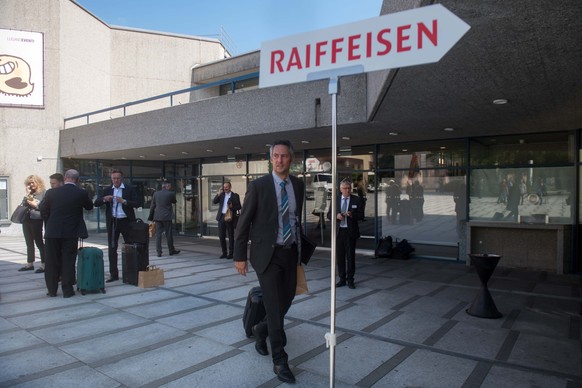 Teilnehmer verlassen die Delegiertenversammlung in Lugano, am Samstag, 16. Juni 2018. Das Treffen der Delegierten der Regionalverbaende steht im Zeichen der Aufarbeitung der Aera des ehemaligen CEO Pi ...