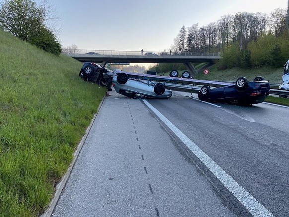 Auf der Autobahn A12 ist es am Montagmorgen bei Matran FR zu einem spektakulären Verkehrsunfall gekommen. Ein mit zwei Autos beladener Anhängerzug überschlug sich und blieb quer über beide Fahrspuren  ...