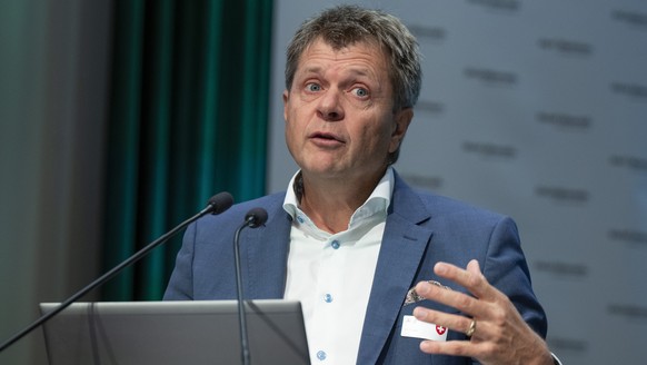 Juerg Grossen, Praesident der Gruenliberalen Partei GLP, spricht an deren Delegiertenversammlung, am Samstag, 11. November 2023, in Thun. (KEYSTONE/Peter Schneider)