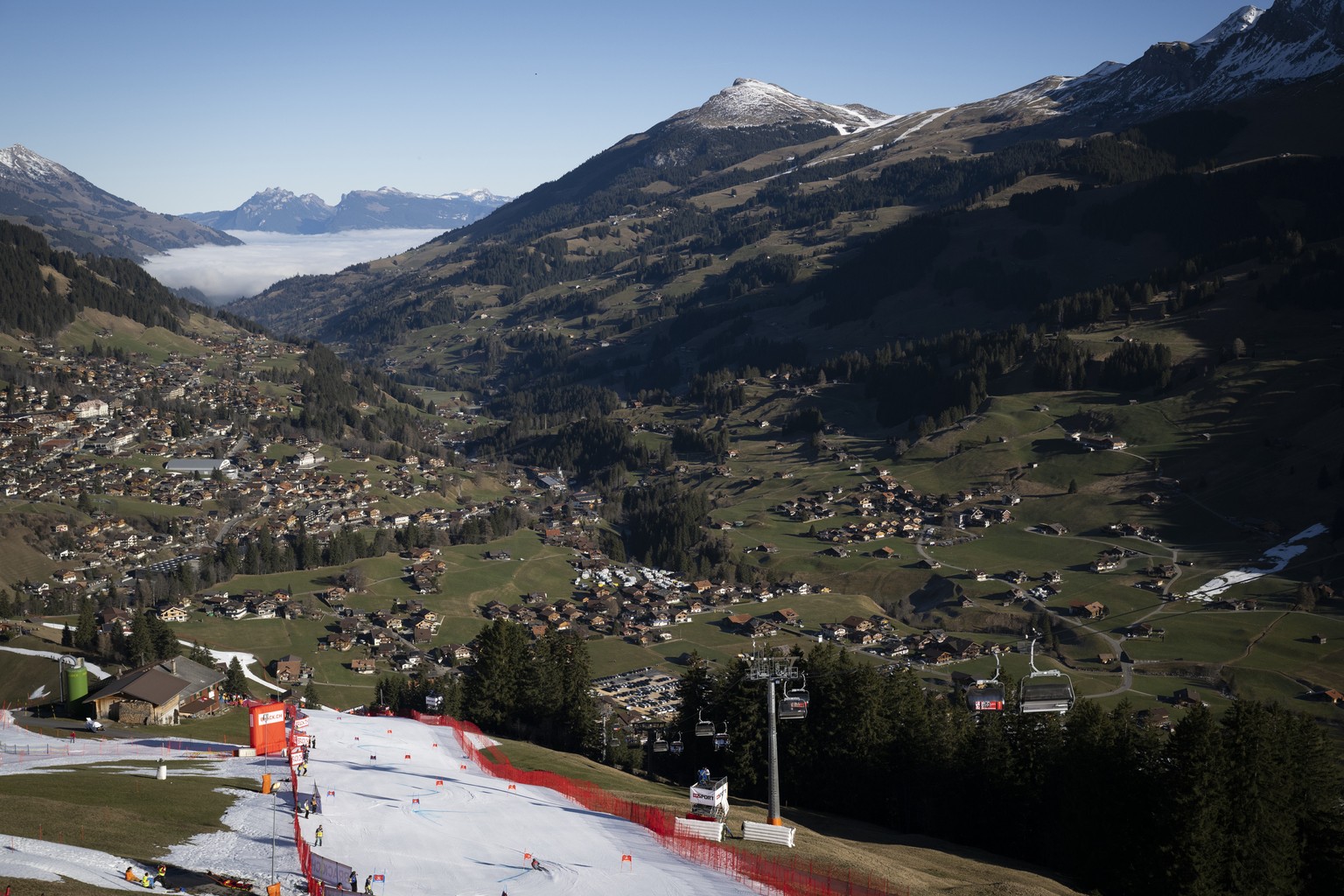 epa10394134 Giovanni Franzoni of Italy in action during the first run of the Men&#039;s Giant Slalom race at the FIS Alpine Skiing World Cup in Adelboden, Switzerland, 07 January 2023. EPA/Anthony Ane ...