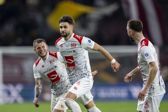 Romain Bayard (SLO), gauche, et Vitalie Damascan (SLO) auteur du 2:1 laissent eclater leur joie, droite, lors de la rencontre de football de Swiss Super League entre le Servette, SFC, et le Stade Laus ...