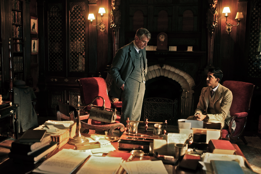 Alles ein bisschen schöner: Hardy (Jeremy Irons) und Ramanujan (Dev Patel) im Film.