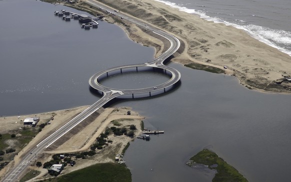 This is the first bridge designed by architect Rafel Viñoly, who, in addition to numerous projects, was also the designer of New York's Jazz Lincoln Center and Princeton University Stadium.  It's iconic, unique...