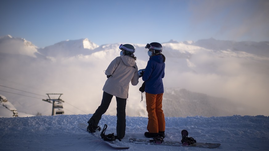 Skifahrer mit Schutzmaske und Bergpanorama, aufgenommen am Samstag, 26. November 2020, im Skigebiet Flims Laax Falera, in Falera. Die Buendner Skigebiete bleiben trotz Coronavirus geoeffnet, allerding ...