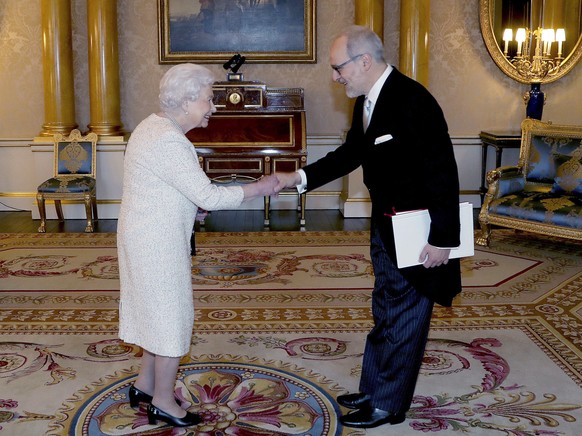 Britain&#039;s Queen Elizabeth II meets Alexandre Fasel from the Swiss Confederation during a private audience at Buckingham Palace in central London, Wednesday Nov. 22, 2017. (Gareth Fuller/Pool via  ...