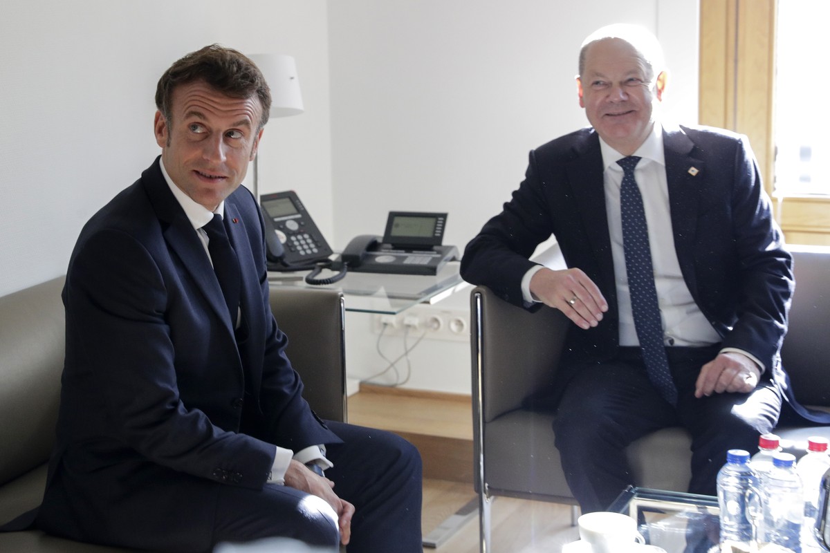 France's President Emmanuel Macron, left, and Germany's Chancellor Olaf Scholz pose during a bilateral meeting during an EU summit in Brussels, Thursday, Oct. 20, 2022. European Union leader ...