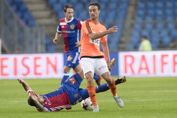 Basels Renato Steffen, links, im Kampf um den Ball gegen Lausannes Andrea Maccoppi, rechts, im Fussball Meisterschaftsspiel der Super League zwischen dem FC Basel 1893 und dem FC Lausanne, im St. Jako ...