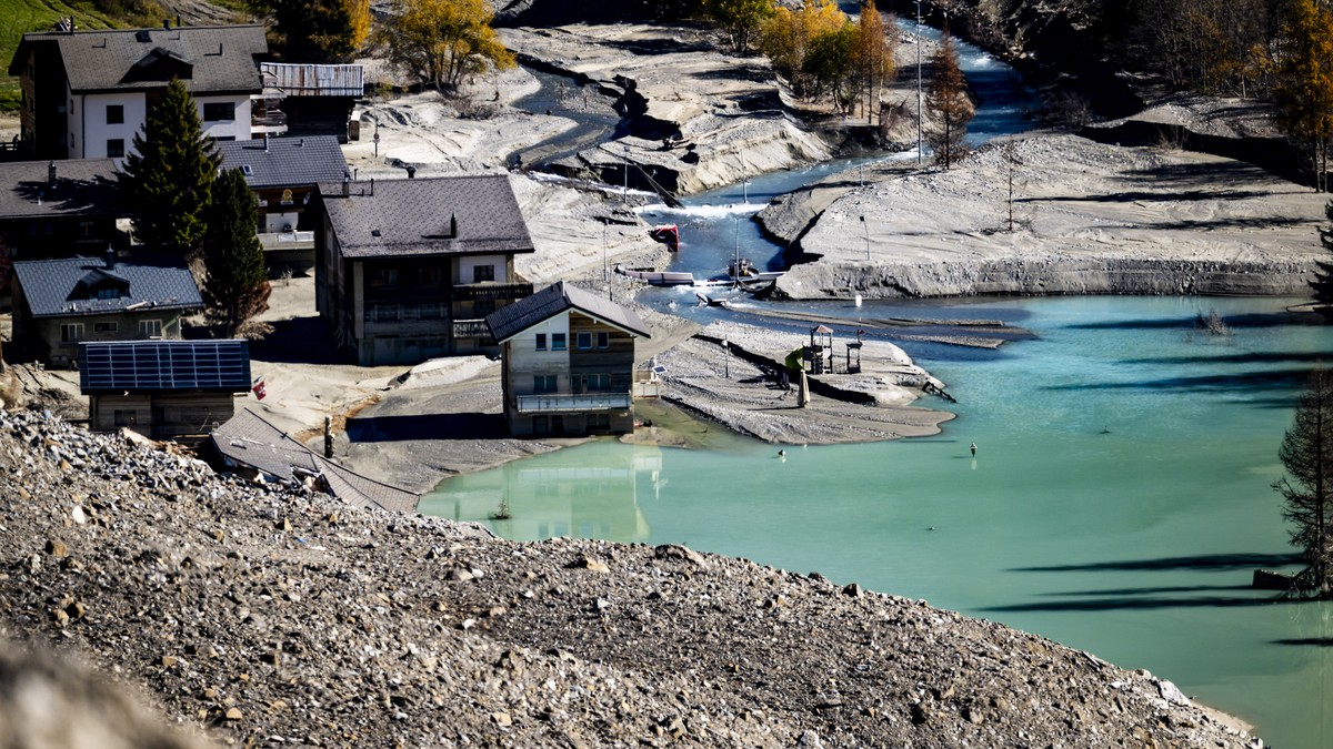 Une vue des maisons dans le lac de Blatten le samedi 11 octobre 2025 depuis le hameau de Weissenried dans le Loetschental. La Fondation Blatten organise une importante action de nettoyage ce samedi a  ...