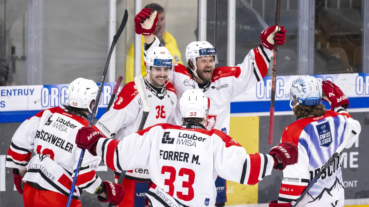 Visps Spieler jubeln nach dem Siegestreffer in der dritten Verlaengerung im ersten Spiel der League Qualification der Eishockey National League zwischen dem HC Ajoie und dem EHC Visp in der Raiffeisen ...