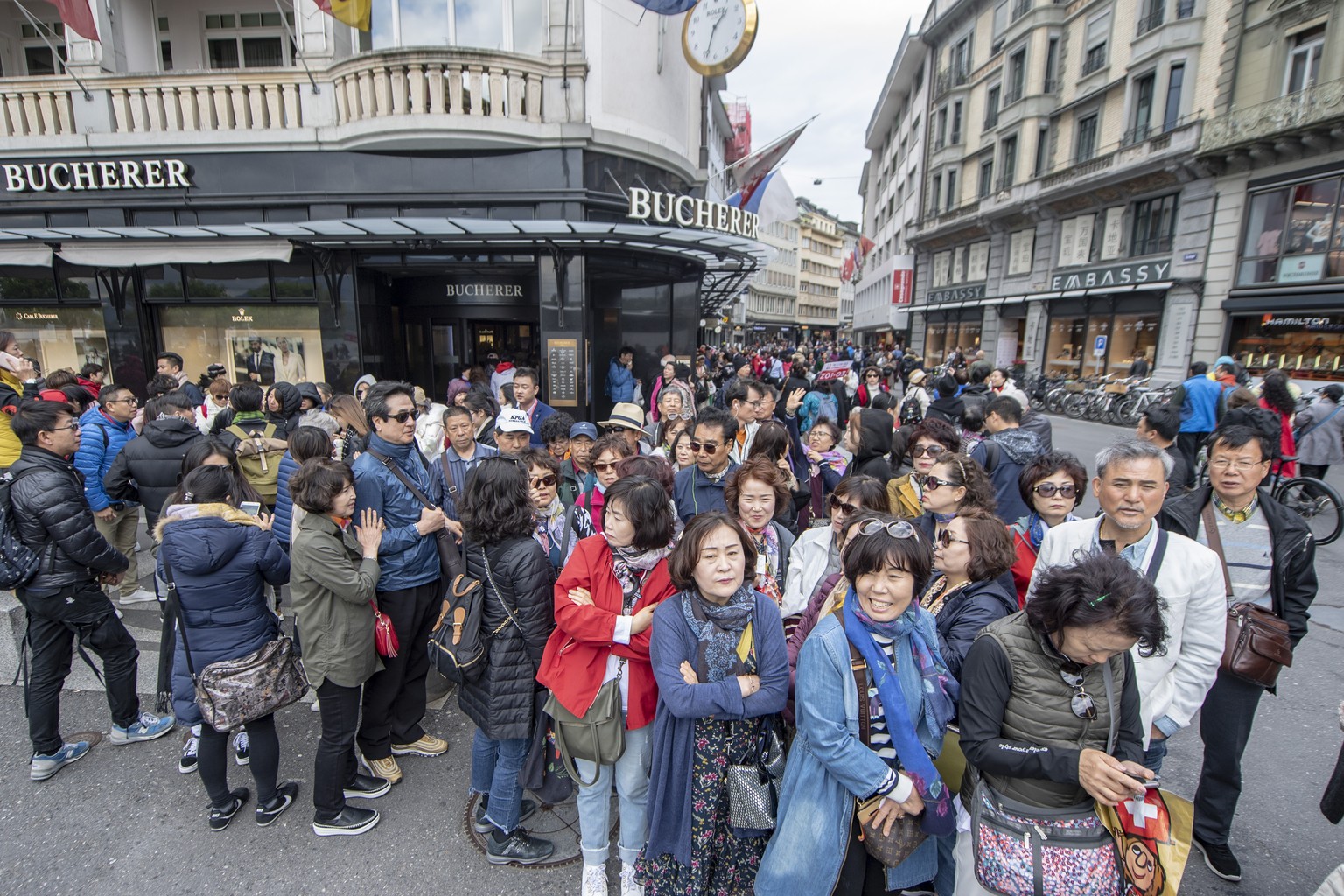 Touristen der 4&#039;000 Personen grossen chinesischen Reisegruppe der Kosmetikfirma &quot;Jeunesse Global&quot; ziehen durch die Stadt Luzern und deren Uhrengeschaefte, am Montag, 13. Mai 2019. (KEYS ...