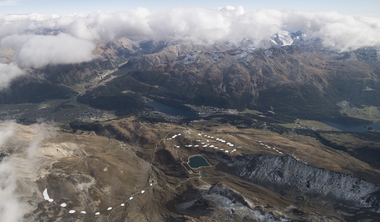 Blick auf die Landschaft und Skipiste anlaesslich des Media Kick-off zu den FIS Alpinen Ski Weltmeisterschaften St. Moritz 2017 auf einem Rundflug Zuerich-St. Moritz in einem Bombardier der C Series,  ...