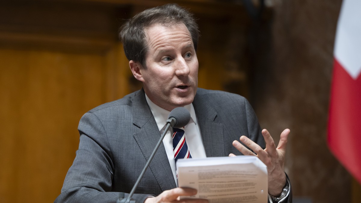 Thomas Aeschi, SVP-ZG, stellt in der Fragestunde eine Frage, waehrend der Fruehlingssession der Eidgenoessischen Raete, am Montag, 4. Maerz 2024, im Nationalrat in Bern. (KEYSTONE/Peter Klaunzer)