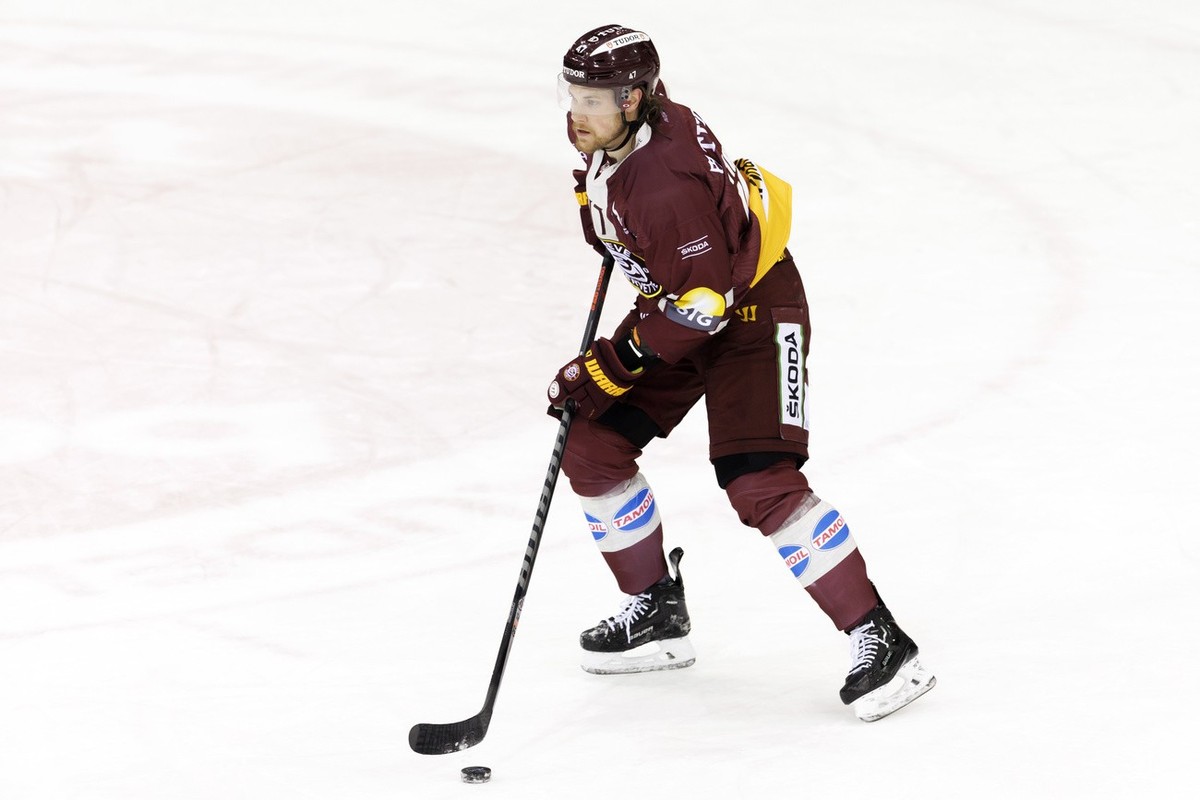 Geneve-Servette's defender Marco Maurer controls the puck, during a National League regular season game of the Swiss Championship between Geneve-Servette HC and RC Rapperswil-Jona Lakers, at the  ...