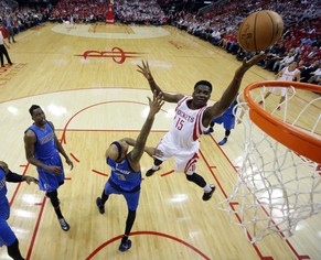 Der Genfer Clint Capela setzt sich gegen den Maverick&nbsp;Charlie Villanueva durch.