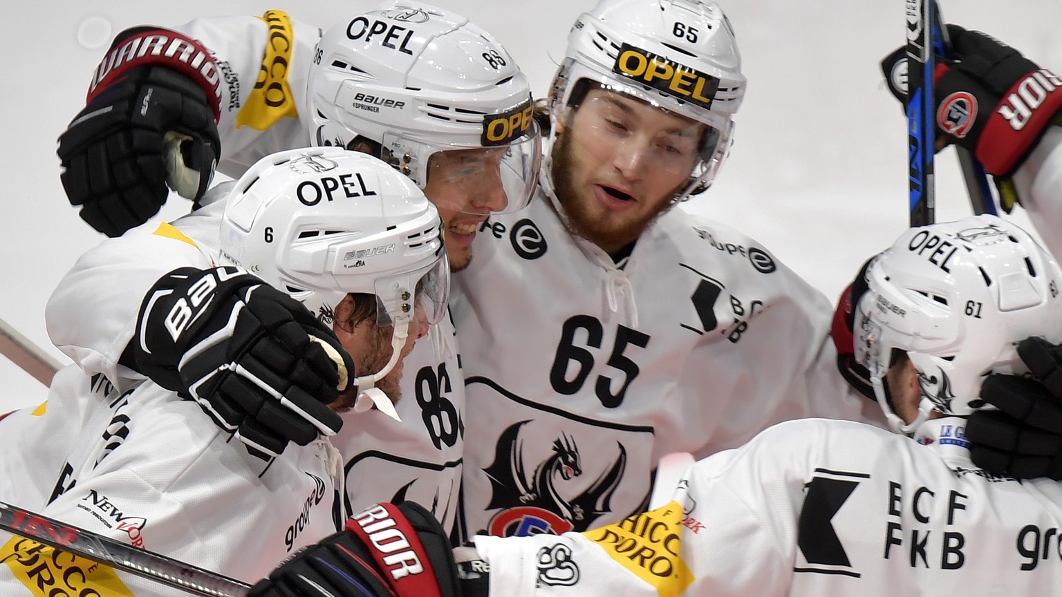 Doppeltoschuetze Julien Sprunger, Mitte, jubelt mit seinem Team nach dem 1-2 fuer Fribourg beim Eishockeyspiel der National League ZSC Lions gegen den HC Fribourg Gotteron im Hallenstadion in Zuerich  ...