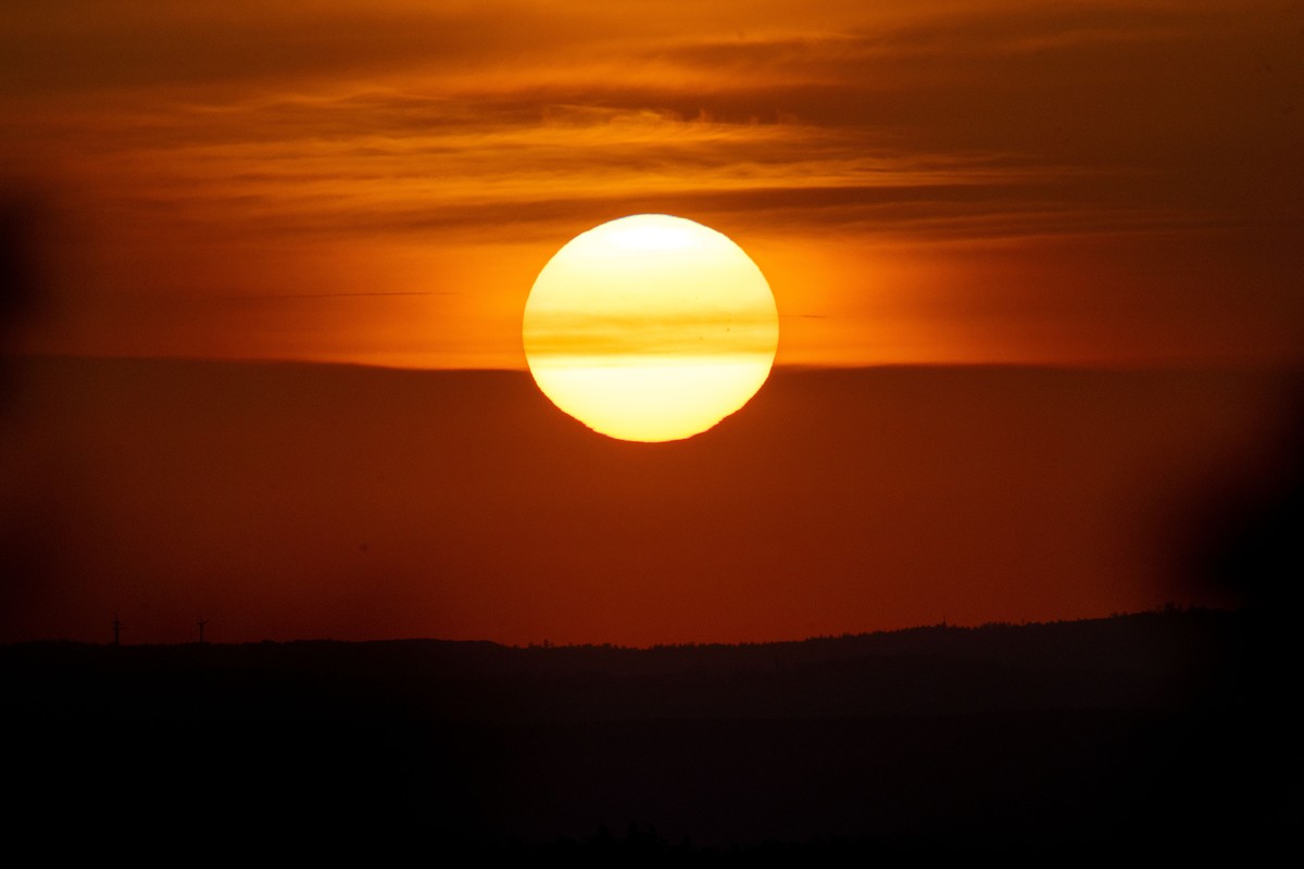 KEYPIX - 26.06.2025, Bayern, Bad Staffelstein: Die Sonne geht �ber dem Maintal auf. Der Deutsche Wetterdienst rechnet am Donnerstag sowohl mit Hitze wie auch Gewittern. Foto: Pia Bayer/dpa +++ dpa-Bil ...