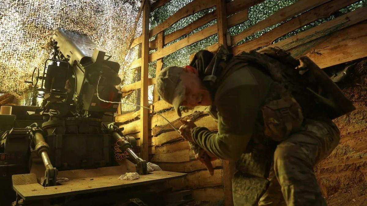 Un artilleur de la 100e brigade mécanisée indépendante de l'armée ukrainienne tire avec un canon automoteur 2S22 Bohdana en direction des troupes russes, sur la ligne de front dans la région de D ...