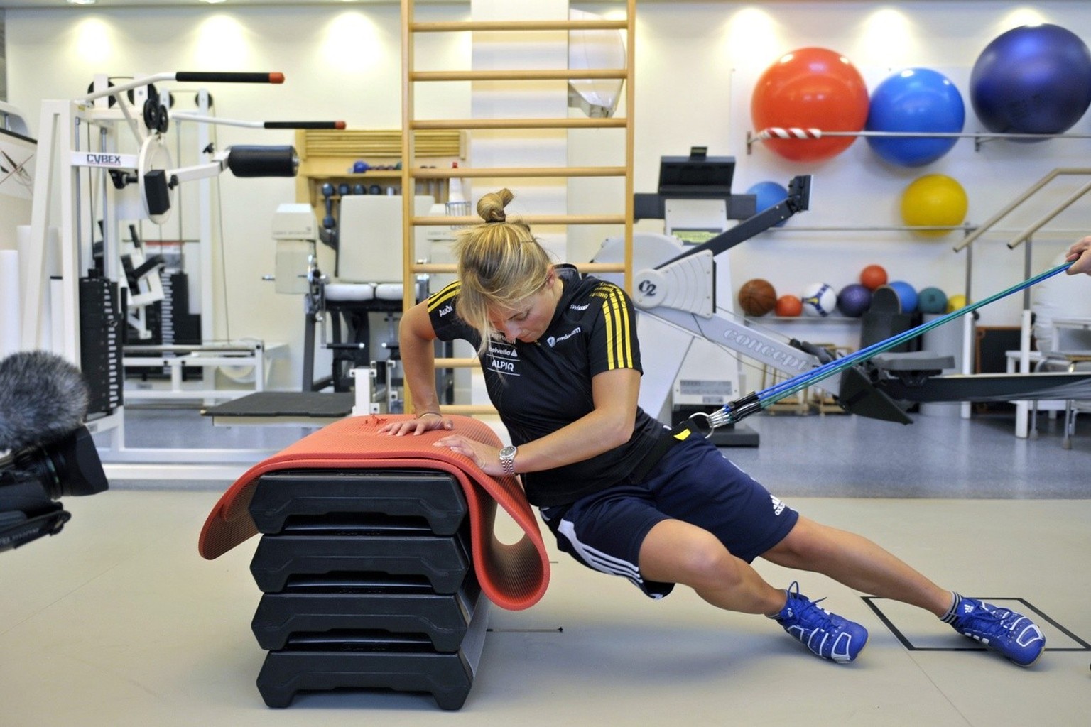 La skieuse suisse Lara Gut effectue des exercices afin de faire un premier bilan de la recuperation physique suite a son operation en vue de sa reprise des entrainements de ski, lors d&#039;une confer ...
