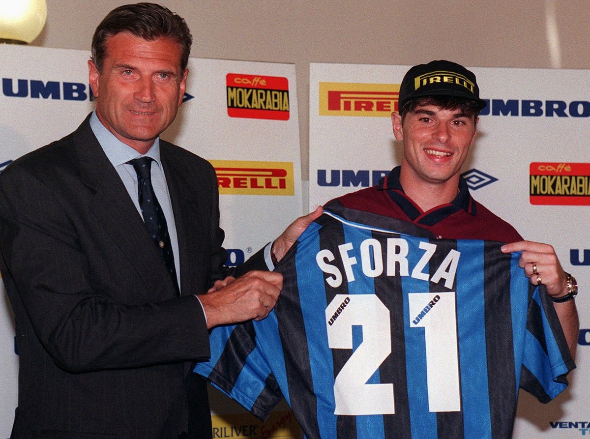 Swiss midfielder Ciriaco Sforza, right, poses with his new jersey along with Internazionale&amp;#039;s team manager Giacinto Facchetti during the official presentation in Appiano Gentile, near Milan,  ...