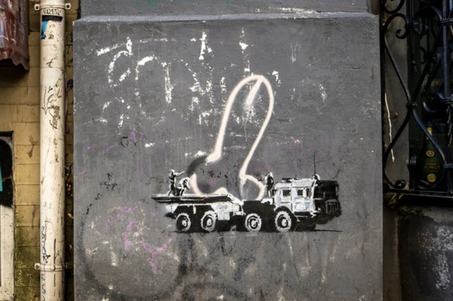 Ein Teil dieses Bildes stammt von Banksy (also nicht das Teil, das einen Atomsprengkopf darstellen soll).