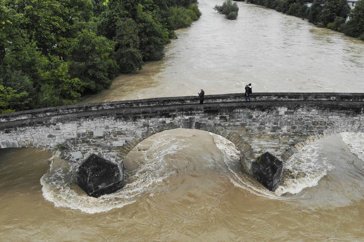 Die Thur fuehrt nach den intensiven Regenfaellen der letzten Nacht Hochwasser, aufgenommen bei der alten Thurbruecke, am Dienstag, 4. August 2020, in Bischofszell. (KEYSTONE/Gian Ehrenzeller)