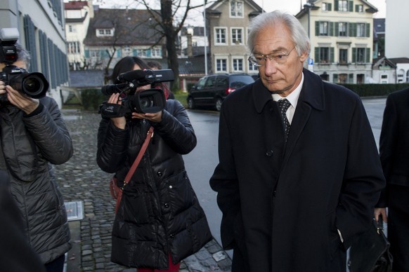 Der Angeklagte Rolf Erb, rechts, auf dem Weg ins Obergericht anlaesslich des Prozesses gegen Rolf Erb am Mitwoch, 15. Januar 2014, in Zuerich. (KEYSTONE/Ennio Leanza)